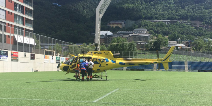L’helicòpter medicalitzat que va sortir ahir de l’Estadi Nacional per atendre la víctima de l’accident.