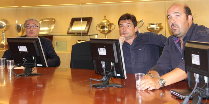 Gorka Aixàs, a la dreta, en el sorteig de la competició a la seu de la Federació Catalana de Bàsquet, ahir.