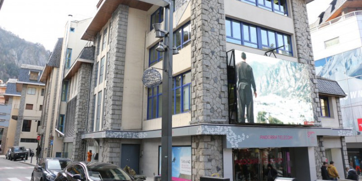 La façana de la seu comercial d’Andorra Telecom a l’avinguda Meritxell d’Andorra la Vella.