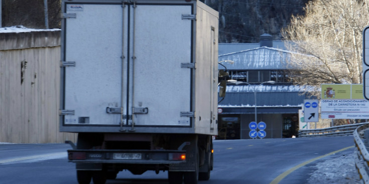 En camió s'apropa a la frontera espanyola després de passar la d’Andorra.