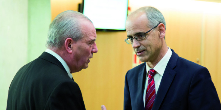 El conseller general demòcrata, Miquel Aleix, conversa amb el cap de Govern, Toni Martí.