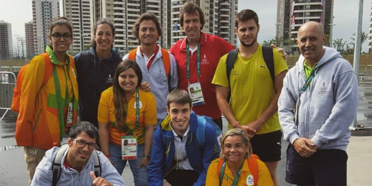 La delegació tricolor s’immortalitza poc abans de marxar de Rio, ahir.