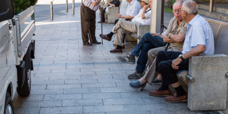 Un grup de jubilats conversa davant del Comú d’Andorra la Vella.