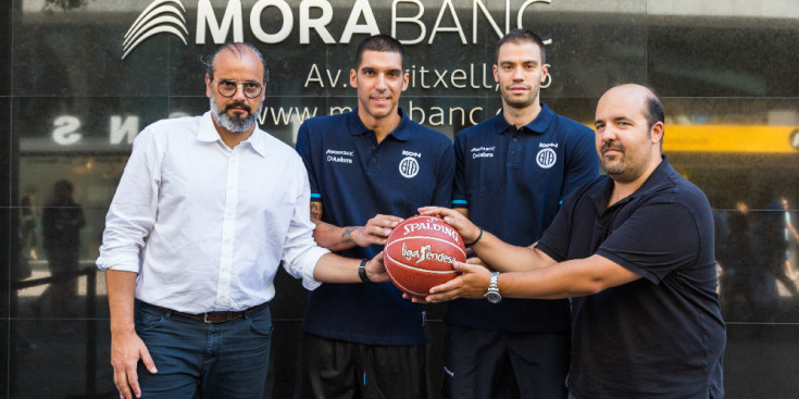 El director general del Morabanc, Solana; Nacho Martín; Oliver Stevic; i el president, Aixàs, ahir en la presentació a la seu de MoraBanc.