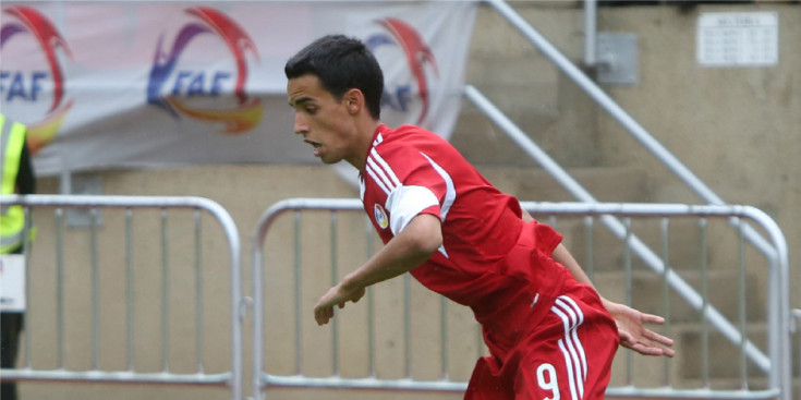 Aaron Sánchez amb la pilota en un partit amb la selecció sub-21, l’any passat a l’Estadi Comunal.