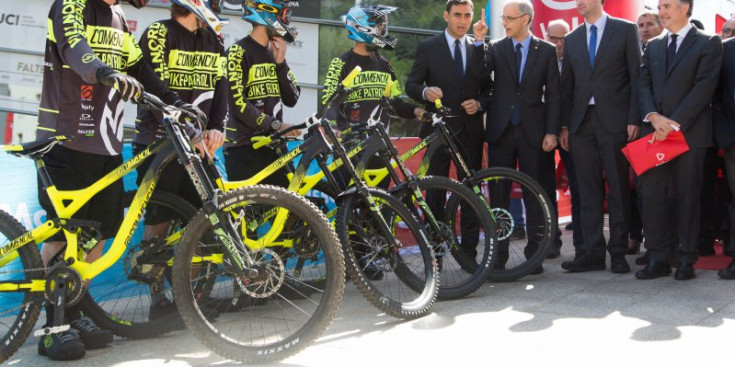 ‘Bikers’ i autoritats, durant la presentació de l’esdeveniment, al maig.