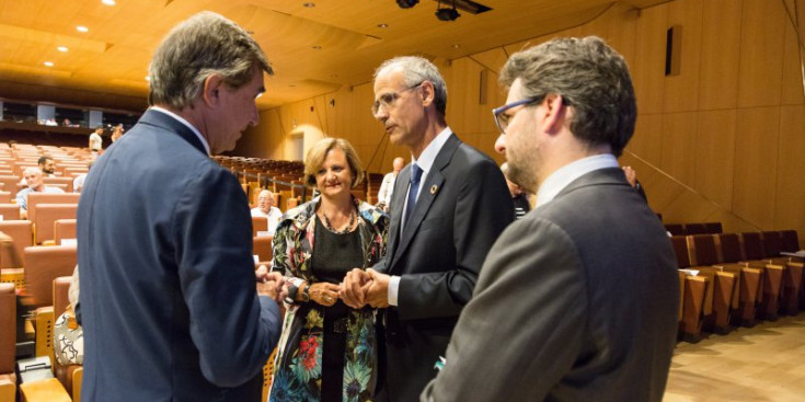 El cap de Govern, Antoni Martí, i el ministre d’Educació, Eric Jover, saluden dos dels ponents d’ahir.