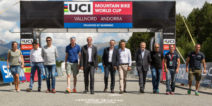 Membres del Comú d’Ordino, de la Massana amb Baró al centre, Andorra Turisme, Crèdit Andorrà, Burney –de blau–, Marticella (EMAP) i Balcells (Ocisport), ahir a la meta del ‘cross-country’.