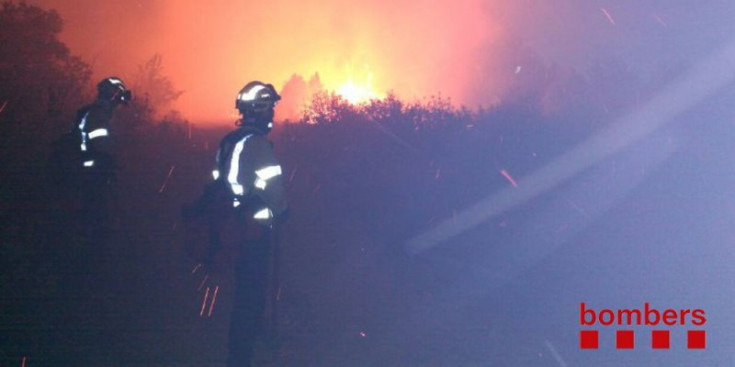 Els bombers treballen en l’extinció de l’incendi.