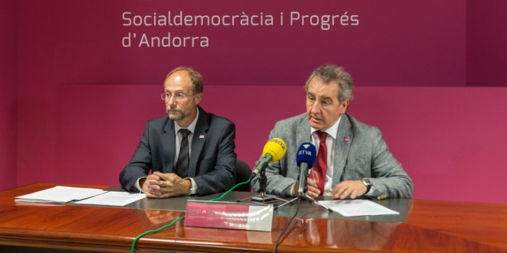 El conseller d’SDP, Víctor Naudi, i el president d’SDP, Jaume Bartumeu, durant la roda de premsa que es va celebrar ahir a la seu del partit.