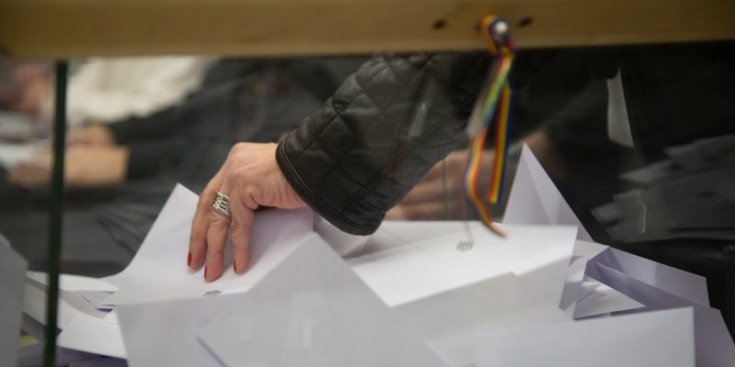 Una ciutadana exerceix el seu dret de vot.