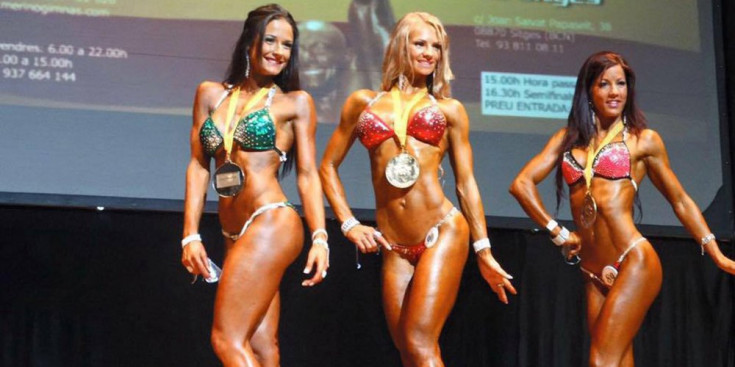 Bernaus, a l’esquerra de la imatge, en una competició de bikini fitness.