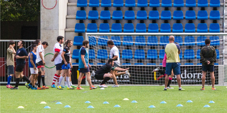 D’esquenes a la dreta, Kirikaixvili i ‘Xepi’ Garcia dirigeixen el primer entrenament de l a pretemporada del VPC, a l’agost a l’Estadi Nacional.