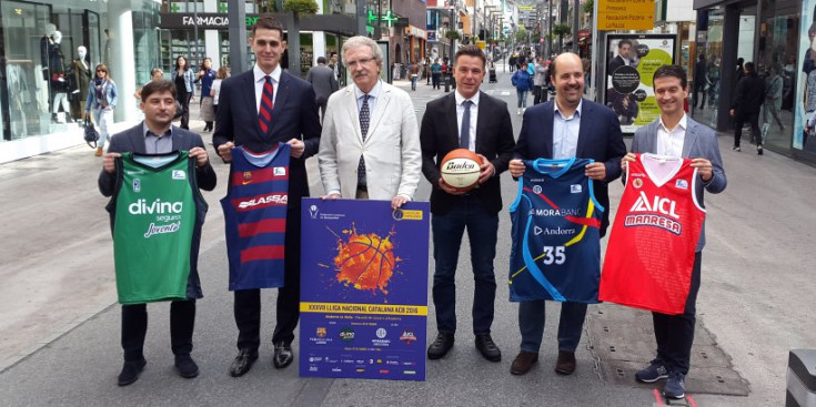 Clubs i organismes implicats es van fer la foto ahir a l’avinguda Meritxell d’Andorra la Vella.