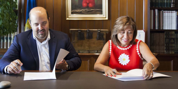 Gorka Aixàs i Conxita Marsol signen l’acord de col·laboració entre el club i el comú.