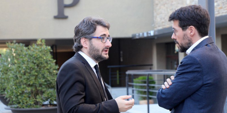 El ministre d’Educació i Ensenyament Superior, Eric Jover, conversa amb l'alcalde de la Seu d'Urgell, Albert Batalla, instants abans de la inauguració de les Jornades de Reflexió Educativa