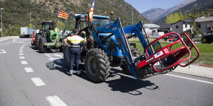 Alguns dels tractors que ahir van participar de la protesta.