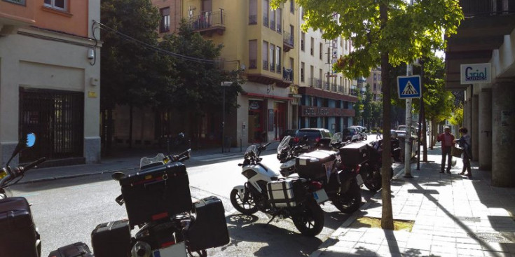 Motos estacionades a l’avinguda Pau Claris.