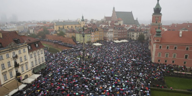 Milers de dones poloneses es manifesten en contra de la proposta de llei per prohibir l’avortament.