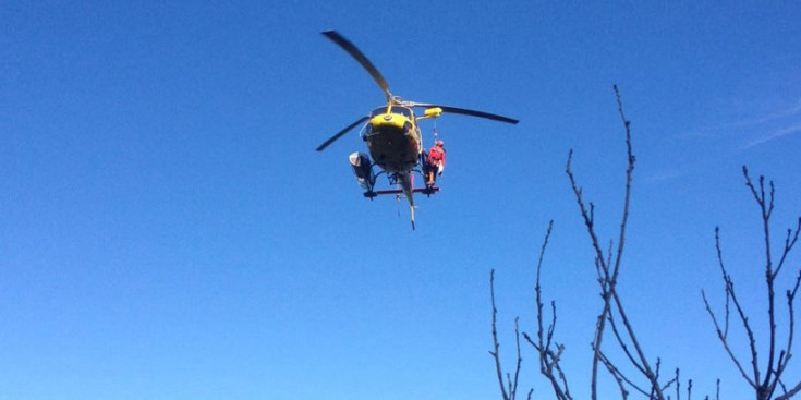 Un helicòpter realitzant un rescat al Berguedà, a Capolat.