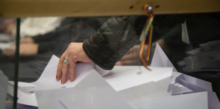 Una dona votant en l'Ambaixada espanyola