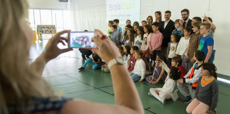 Eric Jover amb alumnes de l’escola andorrana de la Massa durant la celebració del sisè Fòrum Escola Verda, el juny passat.