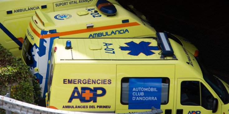 Tres vehicles d’atenció mèdica d’emergències.
