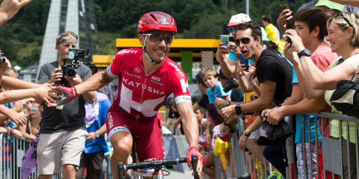 Purito saluda el públic abans de la sortida de l’etapa del Tour amb sortida d’Andorra la Vella, el juliol passat.