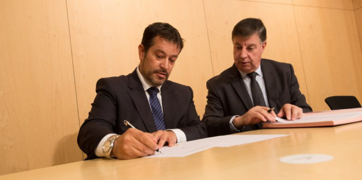 Fernández i Casadevall signenel conveni al Centre de Congressos, ahir.