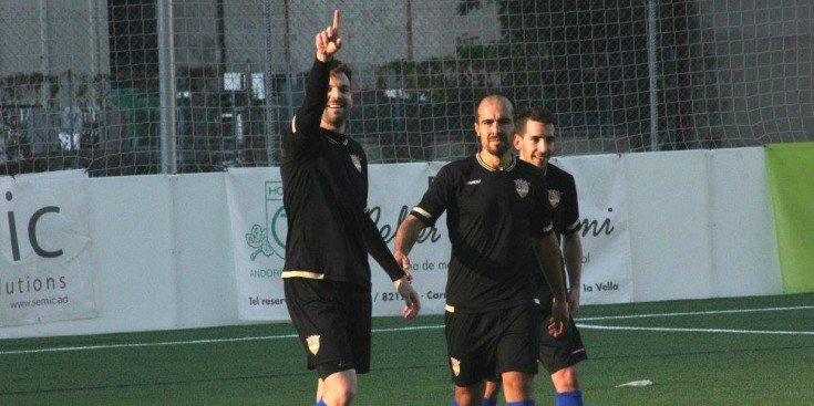 Emili celebra un gol contra el Tona, la setmana passada al Centre d'Entrenament de la FAF.