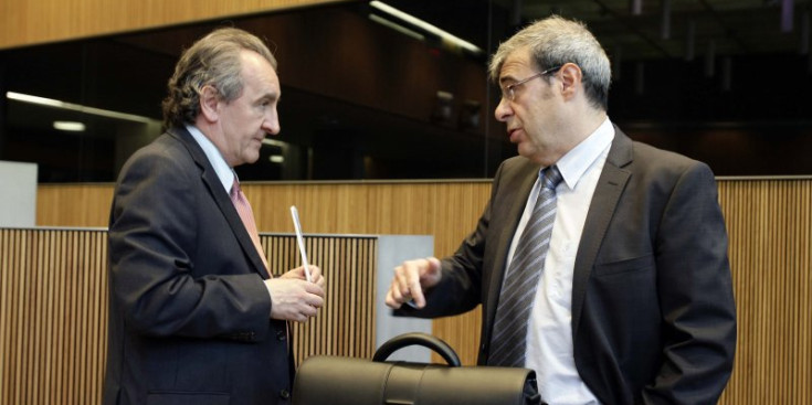 L’excap de Govern, Jaume Bartumeu, conversa amb el president de la comissió BPA, Ladislau Baró.